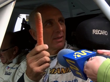 Rallija leģenda arī 52 gadu vecumā turpina mirdzēt un uzjautrināt (VIDEO)