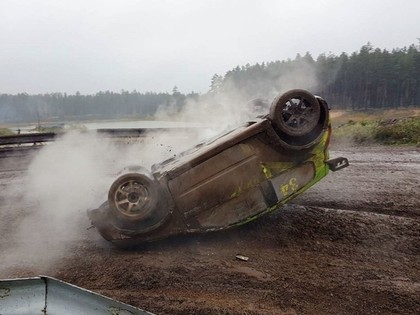 Latvijas rallijkrosa beidzamais posms sarežģītos apstākļos noslēdzas tumsā