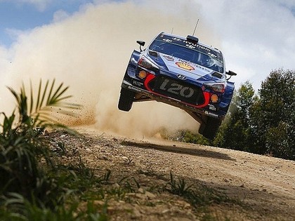 Pēc dramatiskiem notikumiem Austrālijas WRC otrajā dienā līderis Noivils