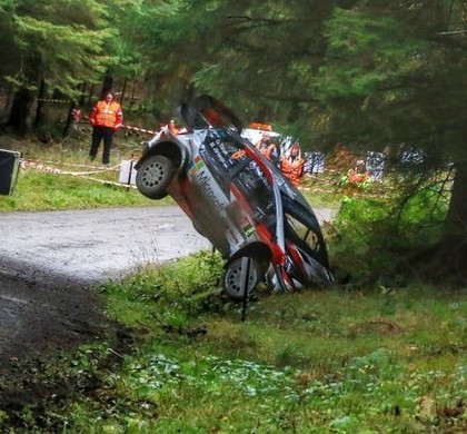 Tanaks Velsas WRC treniņos piedzīvo nelielu avāriju (VIDEO)