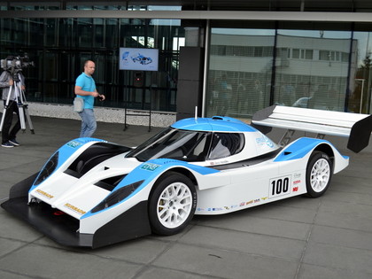 Prezentēts latviešu būvētais Pikes Peak sacīkšu superauto (FOTO)
