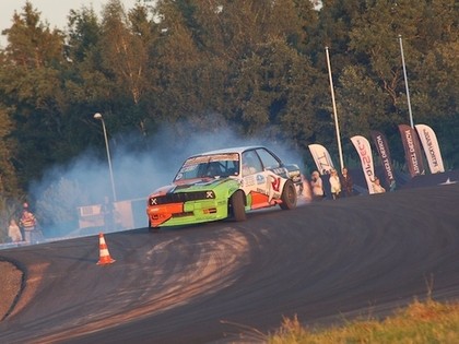 Igaunijas drifta treniņu pārtrauc iespadīga avārija