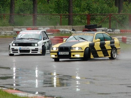 Latvijas drifta kausā dūmu vietā peļķes, šļakatas un norauti bamperi