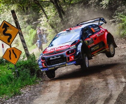 Mads Ostbergs kļūst par Austrālijas WRC rallija līderi, Noivils pārsit riteni