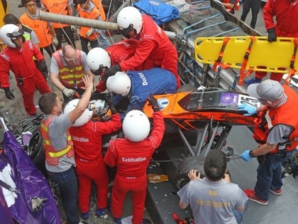 Vācu sportiste šaurajās Makao ielās lielā ātrumā izlido no trases (VIDEO)