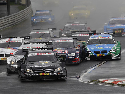 DTM startā saduras desmit automobiļi, uzvarētāju noskaidro vien pēdējā līkumā (VIDEO)