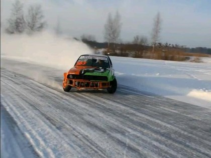 Latvijas drifta čempions trenējas uz aizsaluša ezera (VIDEO)