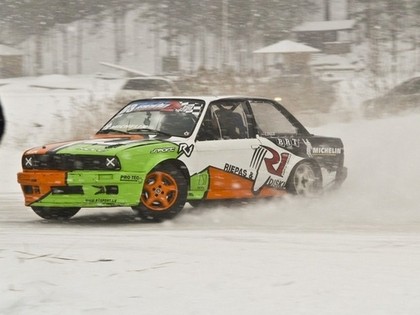 Ar PRO drifta auto uz ezera (VIDEO)