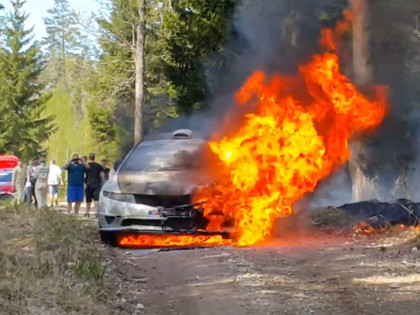 Igauņu sportiste: Liesmas ātri pārņēma automašīnu (VIDEO)