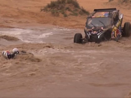 Čīles ekipāža Dakaras rallija plūdos piedzīvo diezgan šokējošus notikumus (VIDEO)