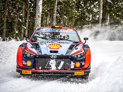 Zviedrijas WRC līderis Noivils, Tanaks un Brīns izstājas