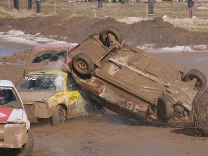 Dubļu cīņās Vecpilī vairāki kūleņi un iznīcināts auto, čempions - Starks