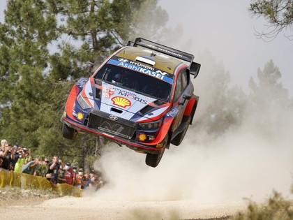 Lapi avarē, Tanaks kļūst par pārliecinošu Sardīnijas WRC rallija līderi