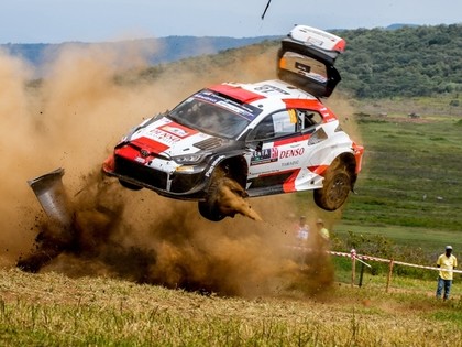 Neskatoties uz avāriju Kenijas WRC treniņos, Katsuta varēs turpināt ralliju (VIDEO)