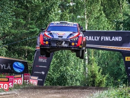 Tanaks pārspēj Rovanperu un izcīna uzvaru Somijas WRC 
