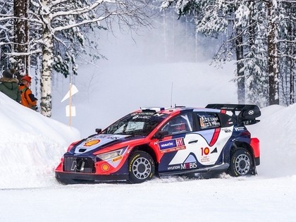 Katsuta kļūdās un ieskrien kupenā, Lapi pārliecinošs Zviedrijas WRC līderis