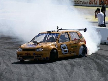 NEZ PRO drifta sacīkstēs dalībnieki no 7 valstīm, driftēs arī Opel Calibra un VW Golf