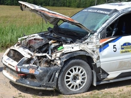 FOTO: Grīvas/Vēvera automašīna pēc avārijas