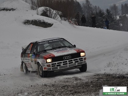Lielā ātrumā no trases izlido rallija mašīna (VIDEO)
