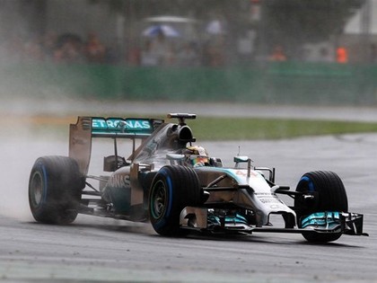 Smagajā lietus kvalifikācijā uzvar Hamiltons, Alonso saduras ar debitantu Kvjatu (FOTO)