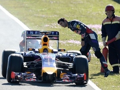 Čempioni Red Bull testos piedzīvo izgāšanos, ātrākie McLaren, Williams un Mercedes