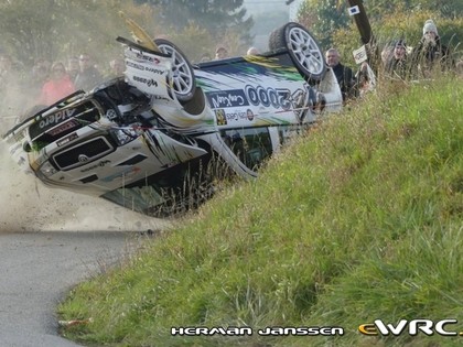 Beļģijas rallijā daudz avāriju, bijušais WRC pilots gandrīz notriec cilvēku (VIDEO)