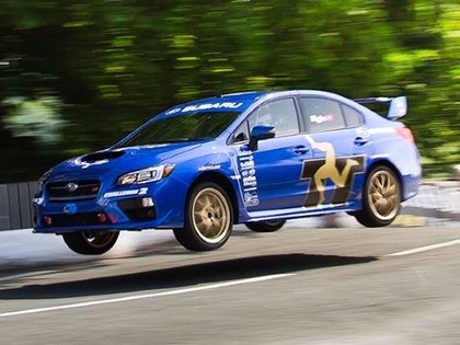 Sportista rekordu ar jauno Subaru aizēno traģēdija bīstamajās Menas salas sacīkstēs