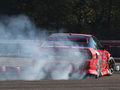 Latvijas drifta kausa noslēgumā uzvar Millers un rallists Sirmacis
