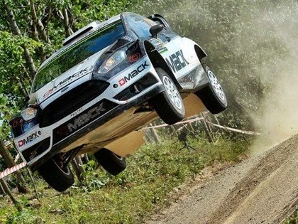 Pārsista riepa liedz Tanakam izcīnīt pirmo uzvaru WRC karjerā