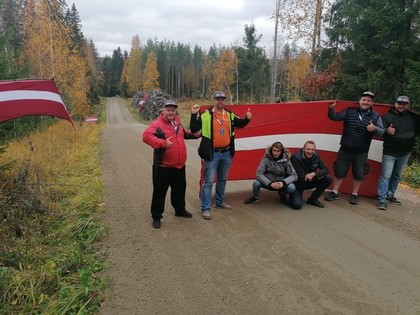 Latviešu rallija līdzjutēji Somijas WRC rallijā karogu dēļ nonāk izolatorā (FOTO)