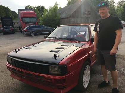 Kristaps Dzīvītis ar pašbūvētu Audi 80 Quattro raugās Lapzemes un Leģendu rallija virzienā