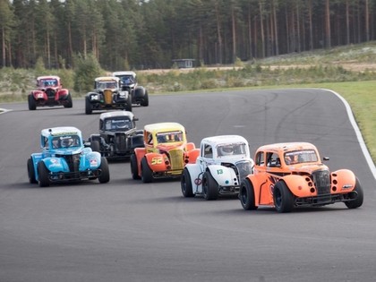 Divi latviešu sportisti kāpj uz goda pjedestāla Ziemeļeiropas Legend Car čempionātā