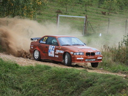 BMW kūleņošana, lidojošās reklāmas jeb labākās līdzjutēju fotogrāfijas no rallijs Latvija