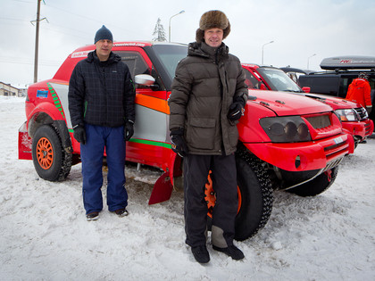 Somu rallija braucēji pirms starta uz sniega sarīko dragreisa sacensības (VIDEO)