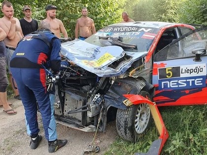 Pēc 'Rally Liepāja' pirmās dienas līderis Solbergs, Grjazinam avārija