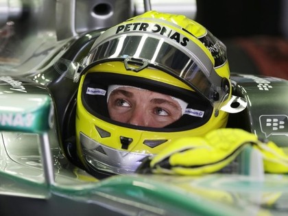 F1 pilots Rosbergs meklē nozagto ķiveri (FOTO)
