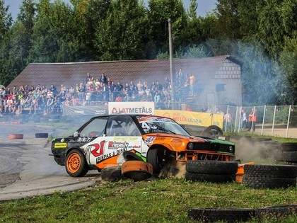 Jelgavas driftā asas kontaktcīņas, avārijas un auto aizdegšanās (FOTO)