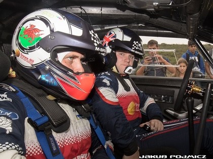 Viens no vadošajiem WRC2 klases braucējiem testos piedzīvo avāriju
