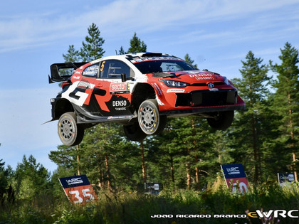 Avārijām bagātajā Somijas rallijā otro WRC uzvaru pēc kārtas izcīna Pajari