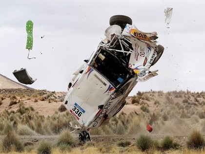 Dakaras rallijā Mercedes ekipāža piedzīvo šaušalīgu avāriju (VIDEO)