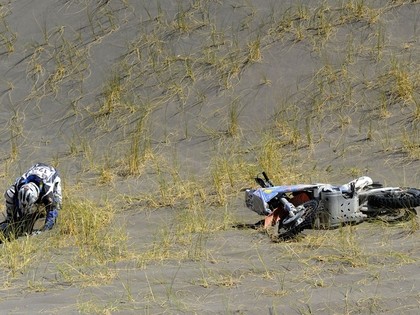 Dakāras rallijā sadeg vēl viena mašīna, motosportists notriec govi (VIDEO)