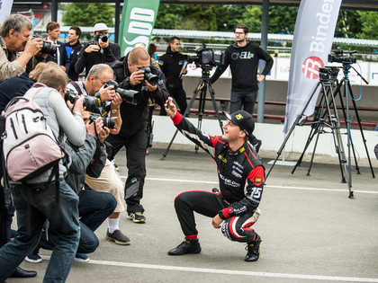 Balso par labāko autosporta fotogrāfiju 2016. gada sezonā 