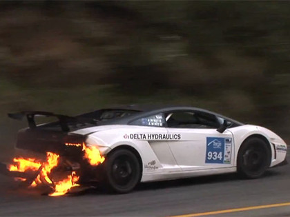 Degošs Lamborghini uzvar sacīkstes (VIDEO)