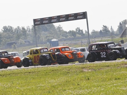 Latviešu sportisti ar labiem panākumiem atklāj jauno NEZ Legend Car čempionāta sezonu