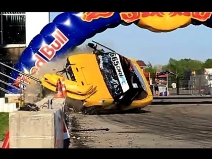 Ukrainā drifta auto uzmet pamatīgu kūleni (VIDEO)