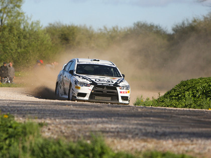 Rally Talsi otrajā dienā vadību pārņem Plangi, avārijā savainots igauņu sportists