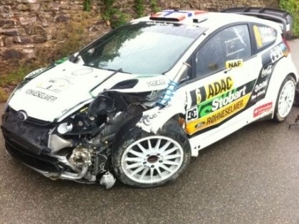Ostbergs Vācijas rallijā lielā ātrumā ieskrien sienā (video)