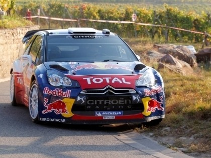 Francijas rallijā līderis jau Ožjē, Mīkem rallijs beidzas kokos (foto)