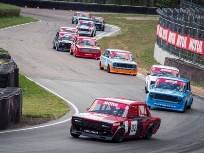 Ar karstām cīņām aizvadītas Latvijas Nascar sacīkstes Biķernieku ovāla trasē