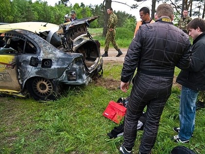 Krievijas rallijā aizdegas ASRT komandas Evo X (FOTO)